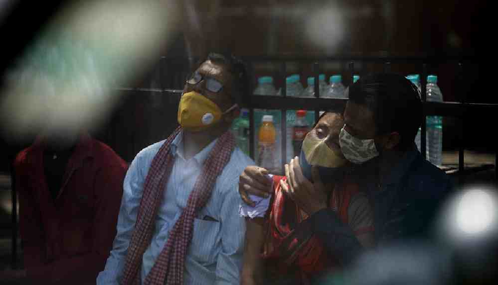 Hindistan'da günlük vaka sayılarındaki tırmanış sürüyor_ Son 24 saatte 332 bin 518 vaka (1)