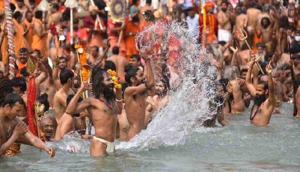 "Hindistan'da salgına rağmen, milyonlarca insan kutsal gün için nehirde yıkandı"