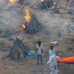 Hindistan'da vaka sayısı 18 milyona dayanınca ölüler otoparklarda yakılmaya başlandı