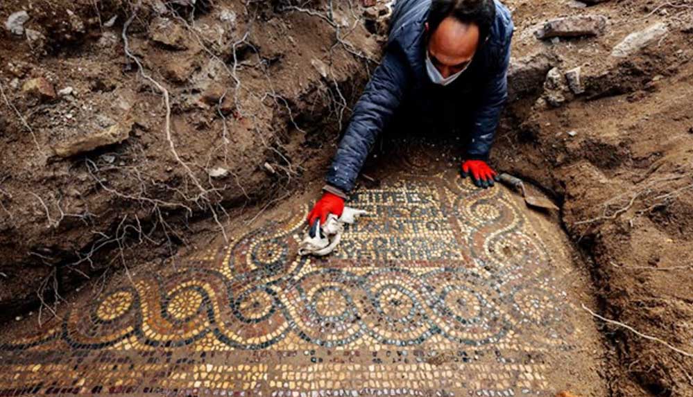 İzmir'de-kaçak-kazı-sırasında-1500-yıllık-mozaik-bulundu-1
