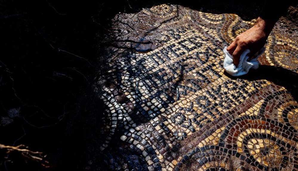 İzmir'de kaçak kazı sırasında 1500 yıllık mozaik bulundu