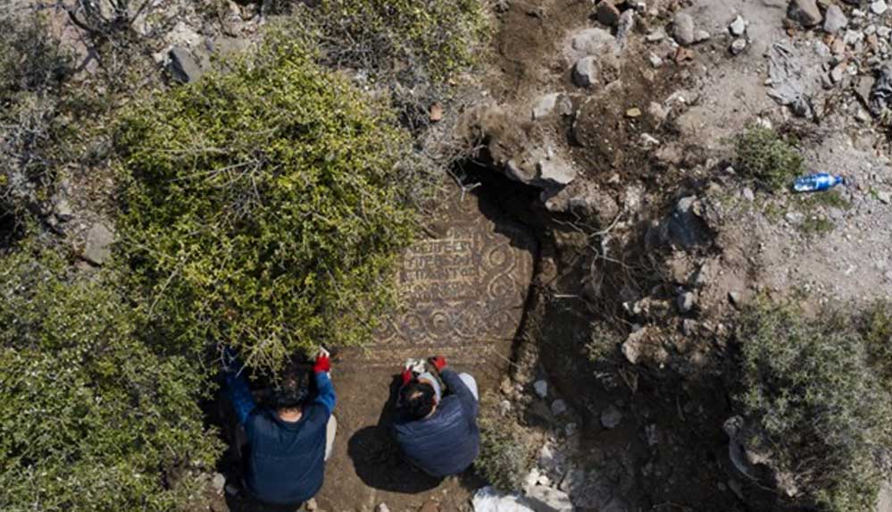 İzmir'de kaçak kazı sırasında 1500 yıllık mozaik bulundu