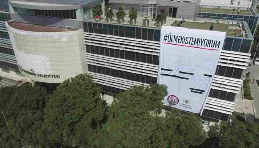 Kadınların “Ölmek İstemiyorum” pankartı, Gaziemir Belediyesi'ne asıldı