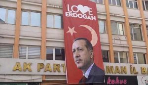 Karaman'da CHP’nin şikayeti üzerine ‘Love Erdoğan’ afişi indirildi