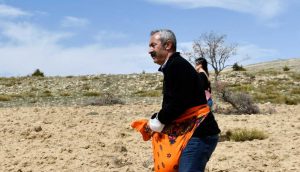 Komünist başkan Maçoğlu, köylüler ile birlikte nohut ekimi yaptı