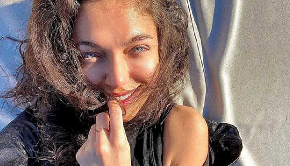 Koronavirüse-yakalanan-oyuncu-Ceren-Yılmaz-hastaneye-kaldırıldı