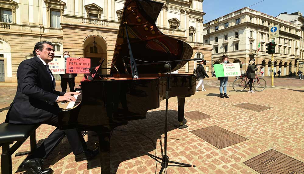 Milano'da opera sanatçılarıdan Kovid-19 tedbirlerine ilginç protesto