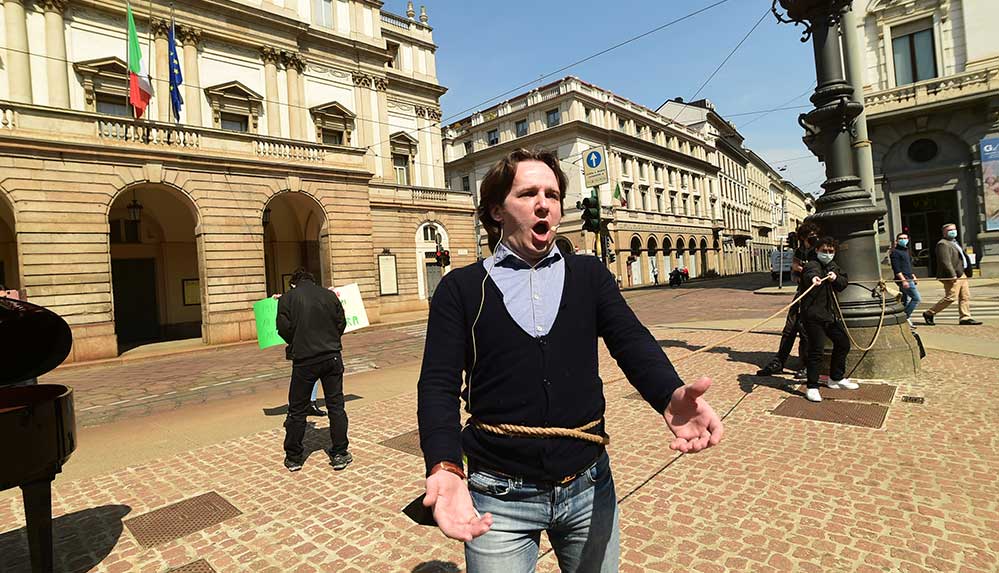 Milano'da opera sanatçılarıdan Kovid-19 tedbirlerine ilginç protesto