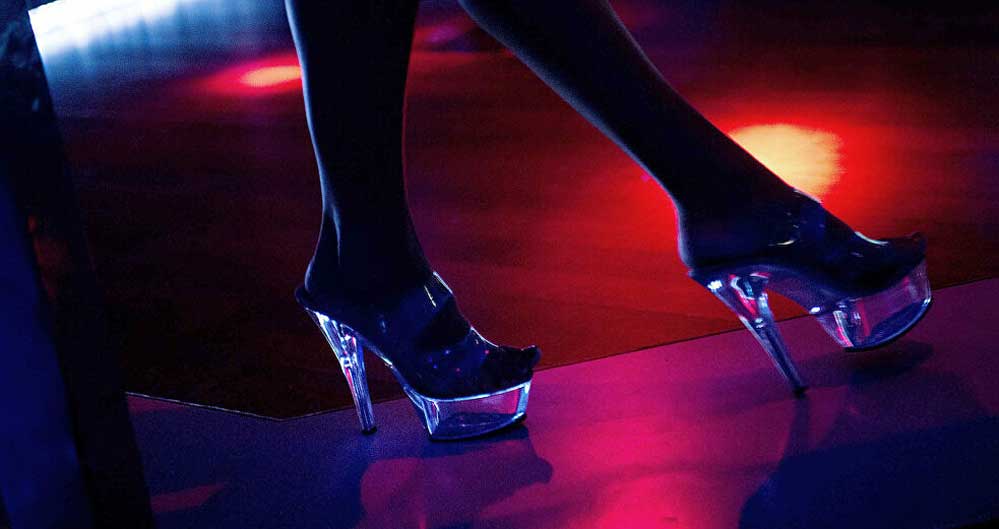 Okul-gezisinde-öğrencileri-striptiz-kulübe-götüren-öğretmen-görevden-uzaklaştırıldı