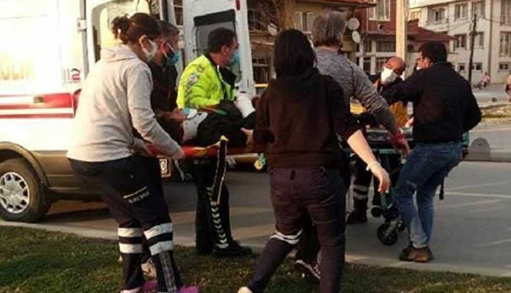 Otomobilin-önüne-atladı,-'Ben-daha-ölmedim-mi'-diyerek-başka-bir-otomobilin-daha-önüne-atladı