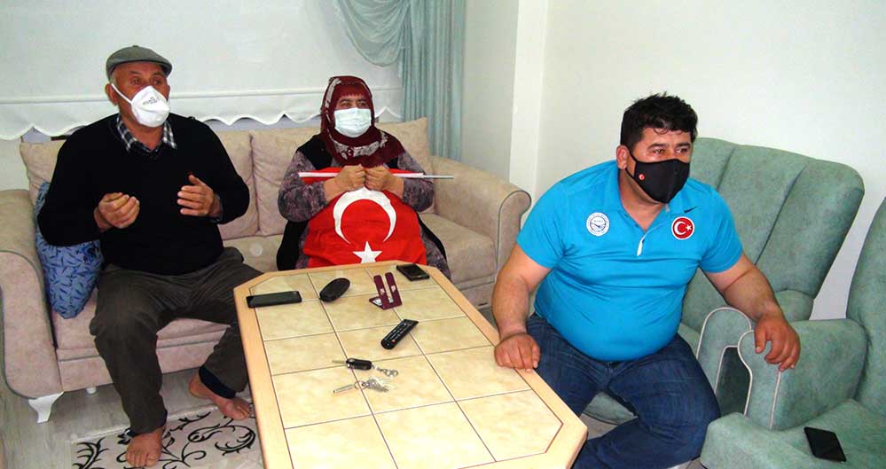 Rıza Kayaalp'in baba evinde şampiyonluk sevinci