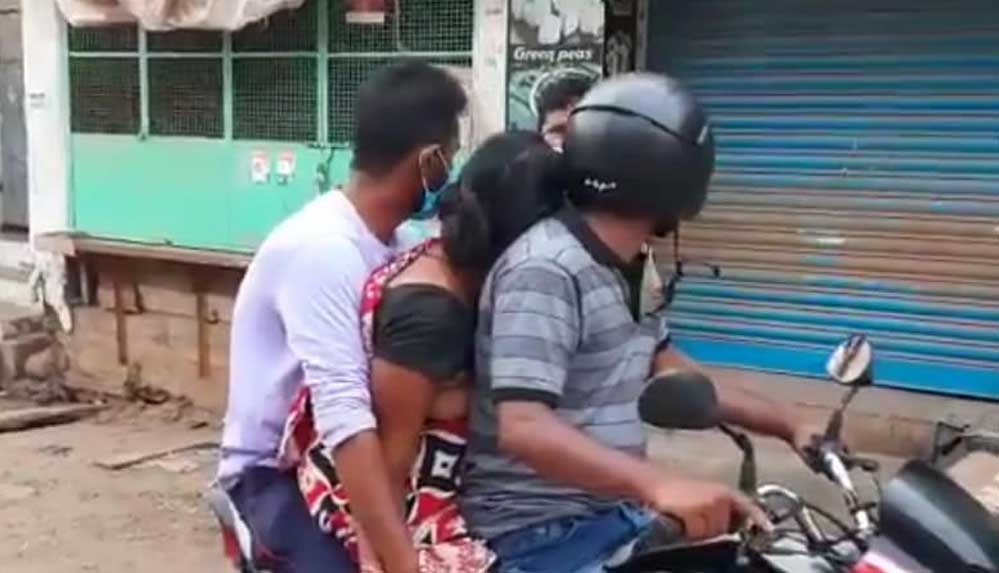 Sağlık sistemi çöken Hindistan'da annelerinin cansız bedenini motosikletle kilometrelerce taşıdılar