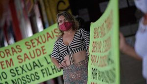 Seks işçileri 'Biz de ön saftayız' diyerek aşılamada öncelikli gruba alınmak için greve gitti