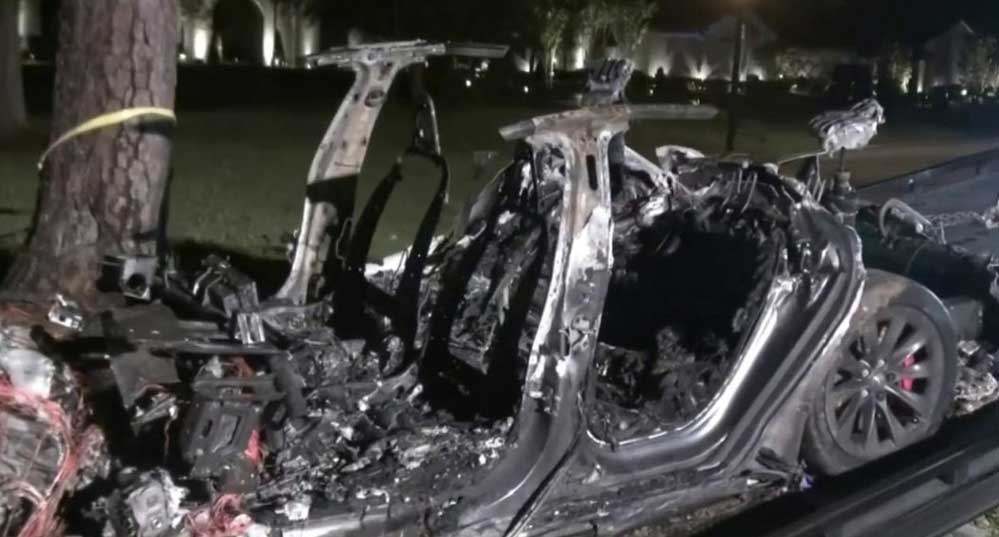 Sürücüsüz Tesla aracı kaza yaptı 2 kişi hayatını kaybetti