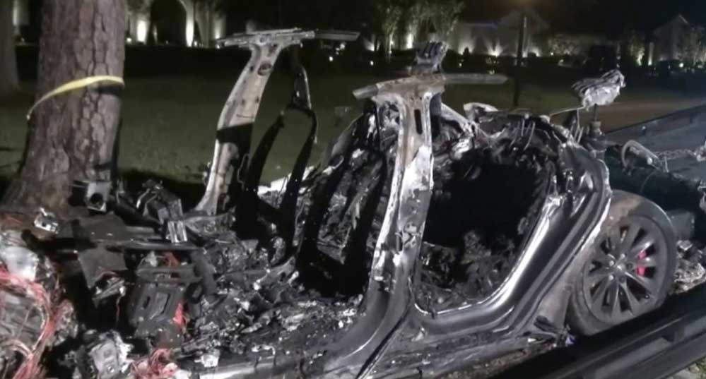 Sürücüsüz-Tesla-aracı-kaz-yaptı-2-kişi-hayatını-kaybetti