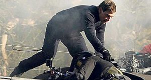 Tom Cruise, Görevimiz Tehlike 7’nin çekimlerinde dengesini kaybeden kameramanı ipten aldı