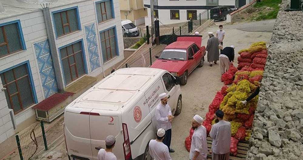 'Yurttaşlara-ücretsiz-verilen-patates-ve-soğanları-tarikat-dağıtıyor'