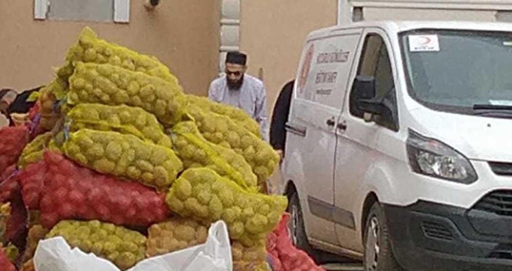 "Yurttaşlara ücretsiz verilen patates ve soğanları tarikat dağıtıyor"