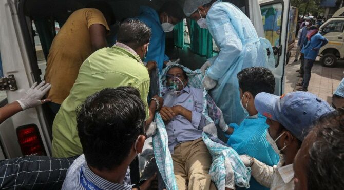 Hindistan'da vaka sayısı 18 milyona dayanınca ölüler otoparklarda yakılmaya başlandı