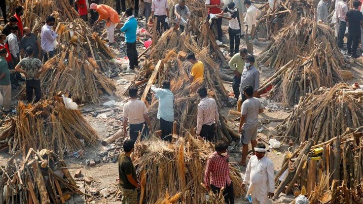 Hindistan'da vaka sayısı 18 milyona dayanınca ölüler otoparklarda yakılmaya başlandı