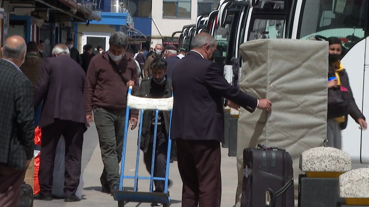 Otogar ve havalimanlarında 'tam kapanma' yoğunluğu
