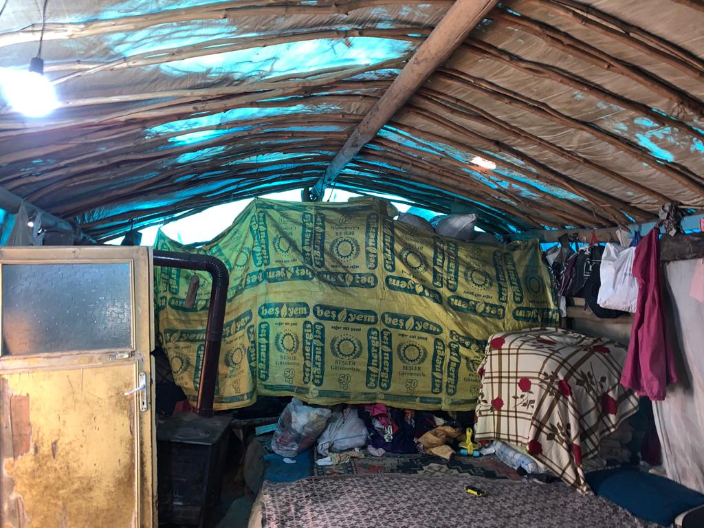 13 yıldır çadırdan bozma evde yaşayan ailede çocuklar okula bile gidemiyor