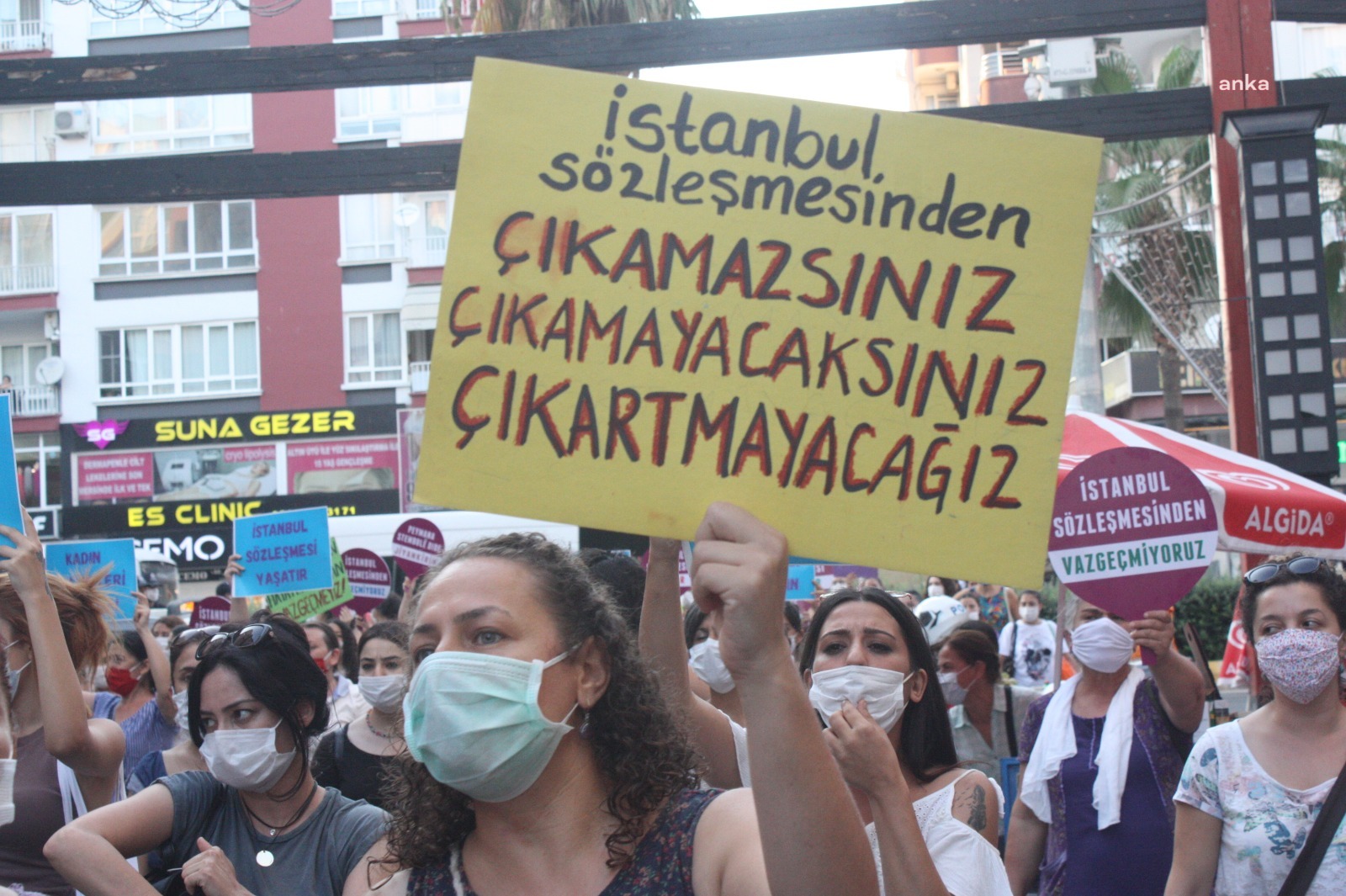 İstanbul Sözleşmesi protestolarına katılan Mersinli kadınlara 130 bin Türk Lirası'na yakın ceza!