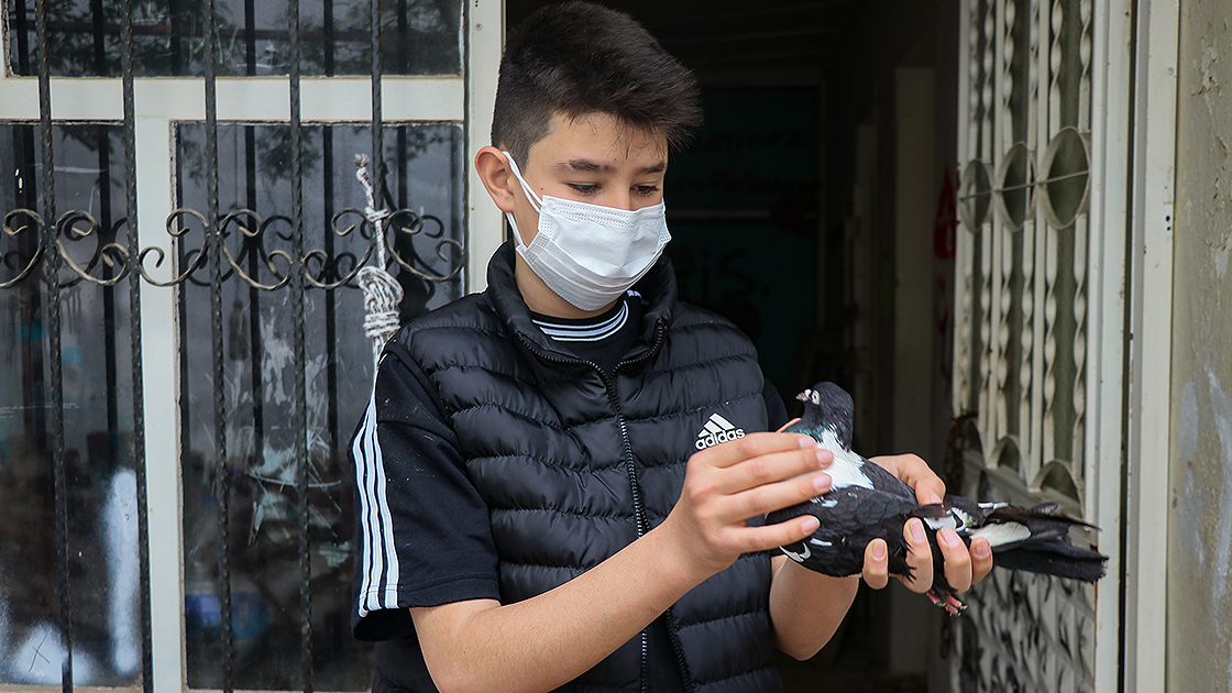 İzmir depreminde enkaz altından 10 saat sonra kurtarılan Günay doğayla iç içe bir yaşam kurdu