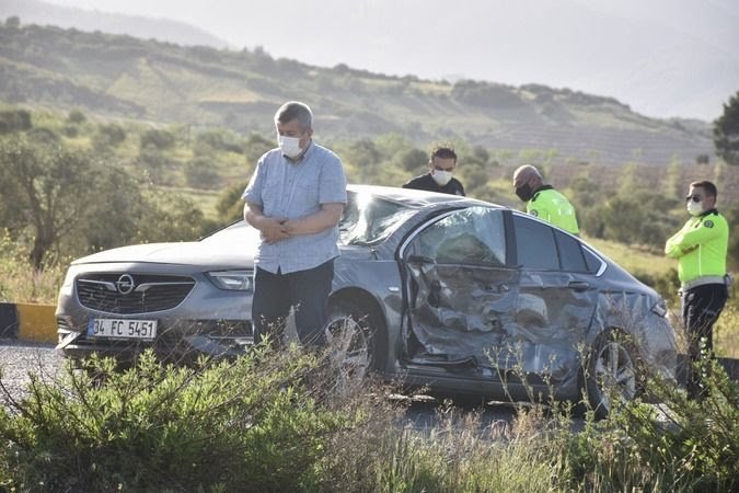 Kaza sonucu hurdaya dönen aracından sağ çıkıp şükür namazı kıldı 3 Kaza sonucu hurdaya dönen aracından sağ çıkıp şükür namazı kıldı