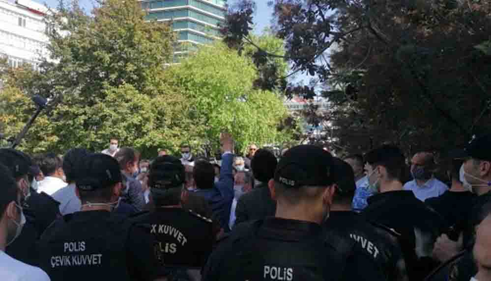 Ahmet Davutoğlu'nun Meclis önündeki basın açıklamasına polis engeli