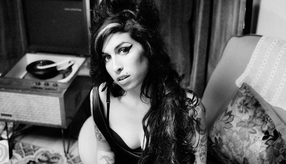 Amy Winehouse'un kuaförü şarkıcının ünlü arı kovanı saç modelini başta "şaka" olarak tasarlamış