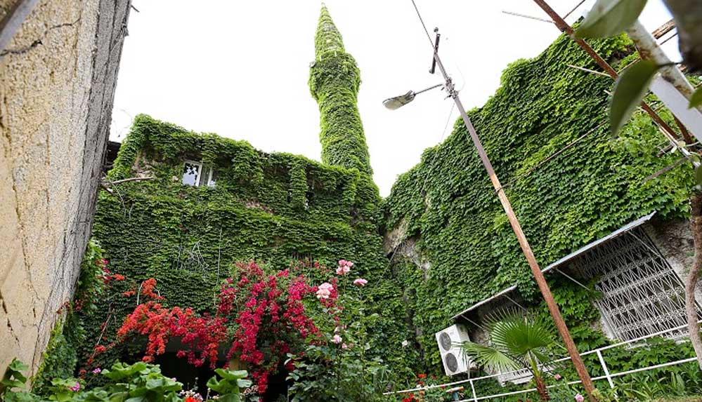 Baharda açan çiçekleri ve sarmaşıklarıyla botanik bahçesini andıran Köprüköy Cami