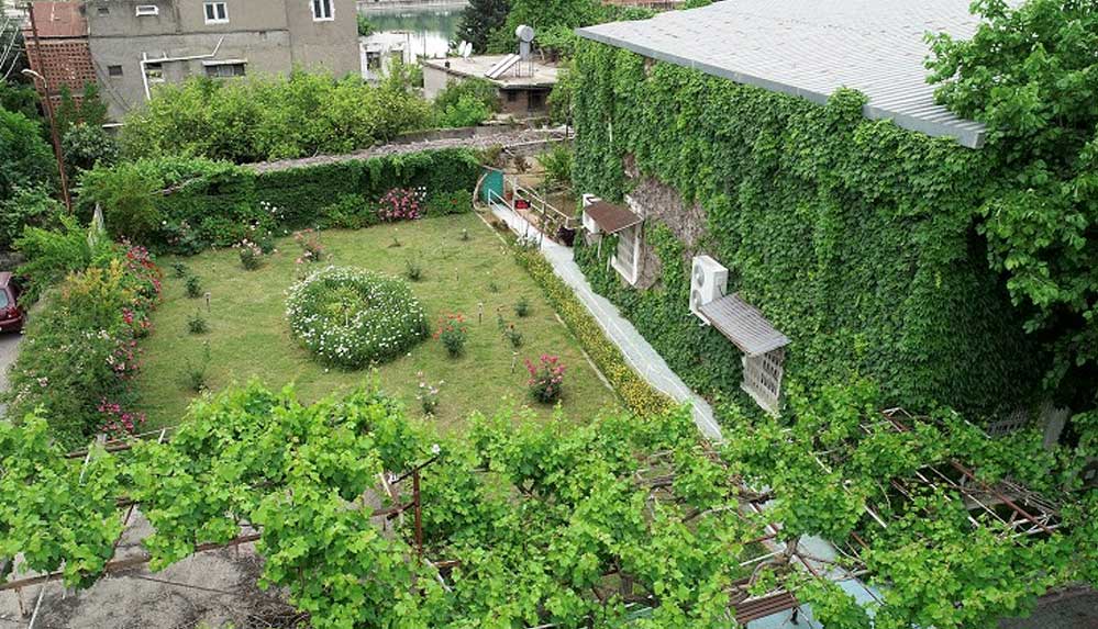 Baharda açan çiçekleri ve sarmaşıklarıyla botanik bahçesini andıran Köprüköy Cami