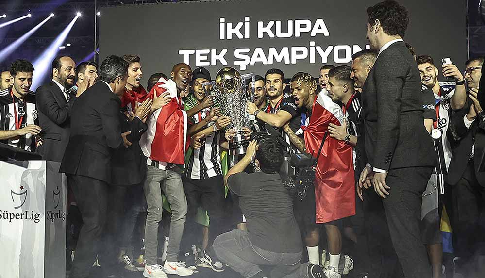 Süper Lig şampiyonu Beşiktaş kupasını aldı