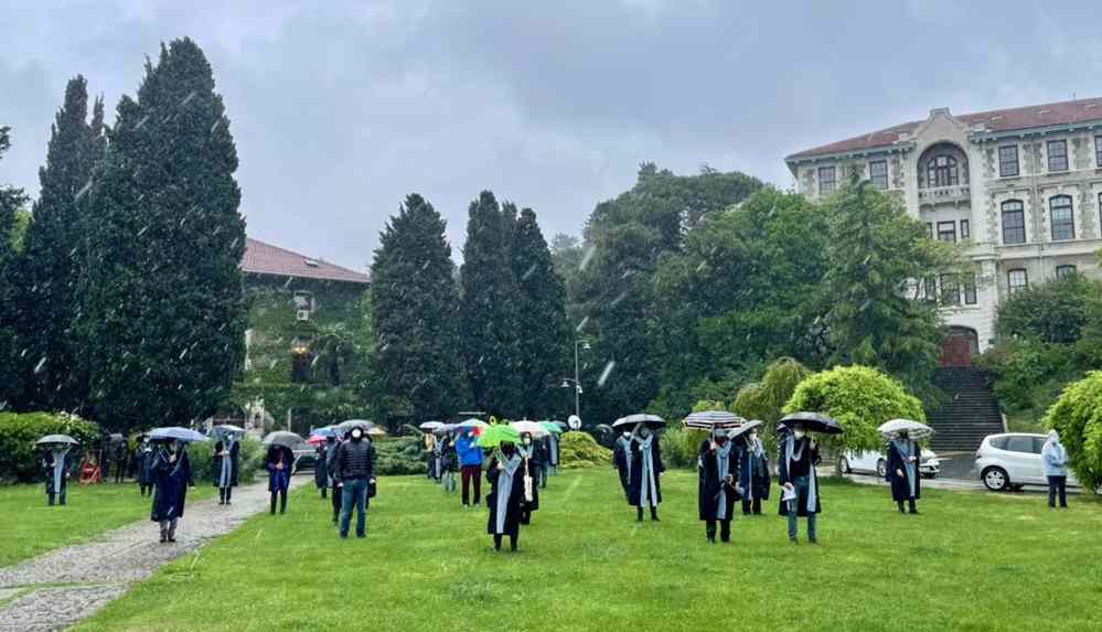 Boğaziçi Üniversitesi akademisyenleri protesto nöbetinde yağmura aldırmadı