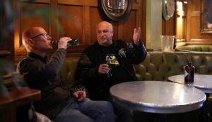 Britanya'da barların zararını telafi için yetişkin başı 62 litre bira kampanyası