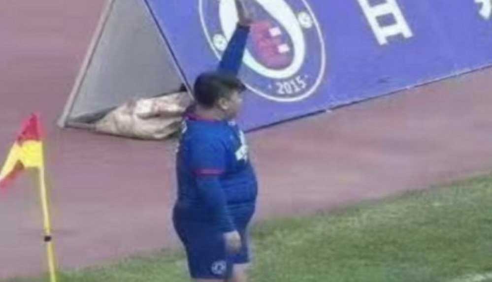 Çinli-iş-adamı,-satın-aldığı-takımda-kendisini-10-numara,-126-kilo-olan-oğlunu-ise-forvet-yaptı