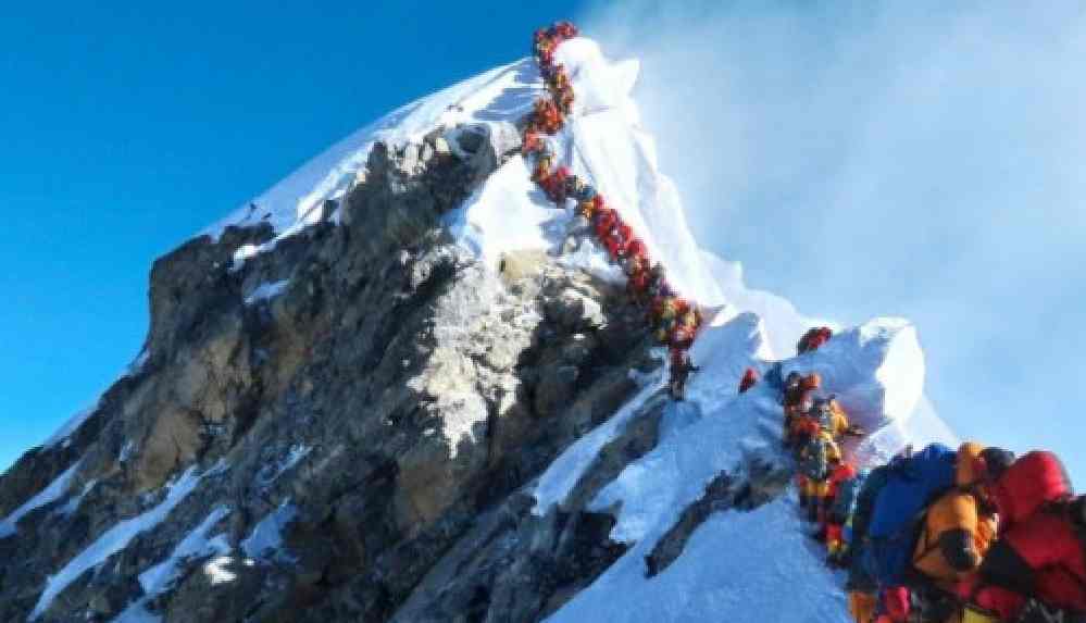 Covid-19, Everest Dağı'nda da hızla yayılmaya başladı