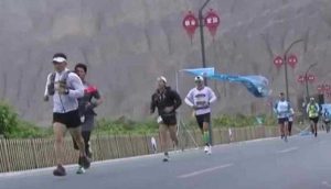 Çin’de maraton sırasında sıcaklık aniden düştü, 21 sporcu hayatını kaybetti