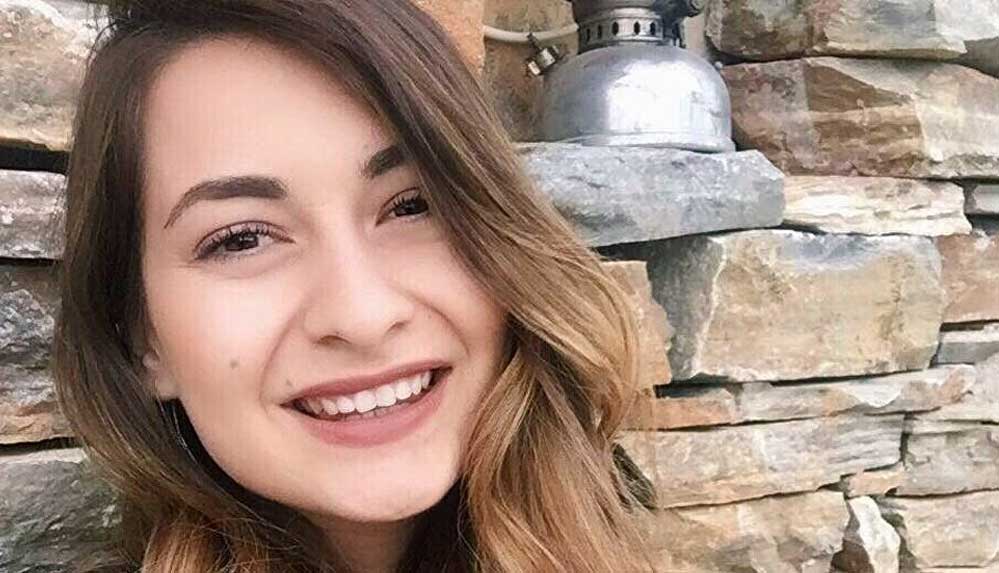 Esra-öğretmen-canlı-ders-sırasında-beyin-kanaması-geçirerek-hayatını-kaybetti