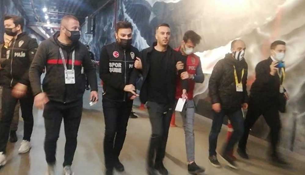 Ghezzal'ın menajeri Hakan Korkmaz maçın ardından gözaltına alındı 4 Ghezzal'ın-menajeri-Hakan-Korkmaz-maçın-ardından-gözaltına-alındı