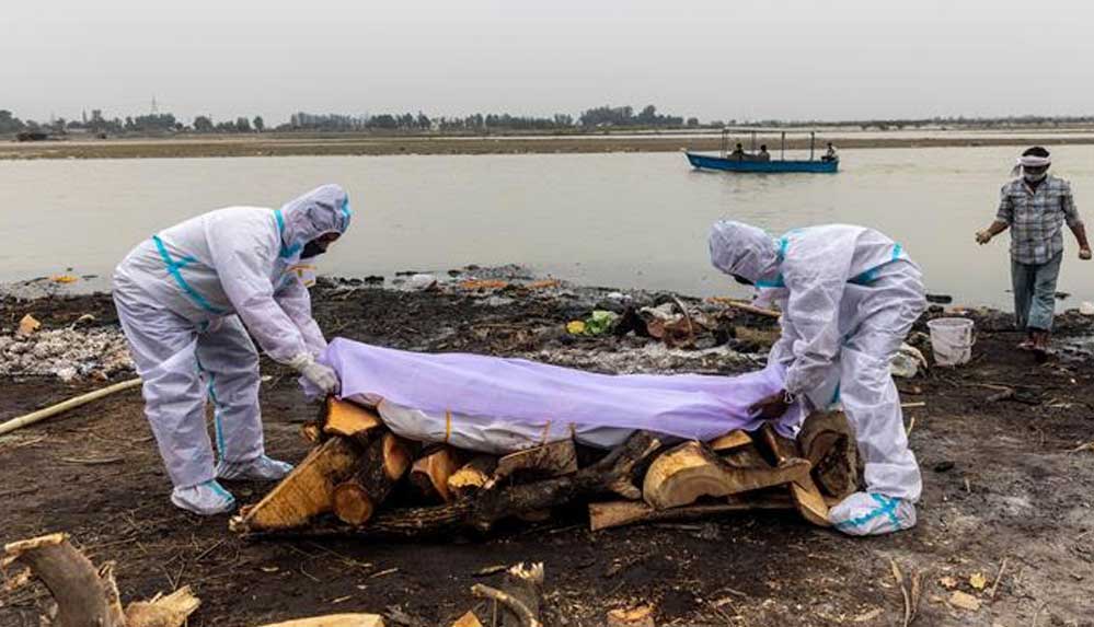 Hindistan'da Kovid-19’dan ölenlerin cansız bedenleri Ganj Nehri kıyısına vurdu