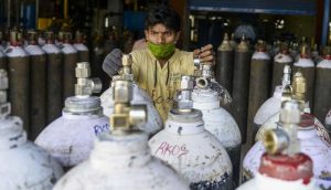 Hindistan'da pandemi fırsatçılığı: Oksijen tüpü diye yangın söndürücü sattılar