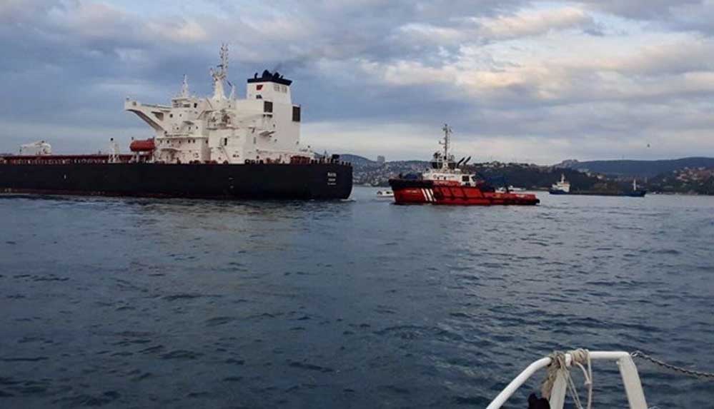 İstanbul-Boğazı'nda-ham-petrol-taşıyan-tanker,-kıyıya-sürüklendi--Boğaz-gemi-trafiğine-kapatıldı