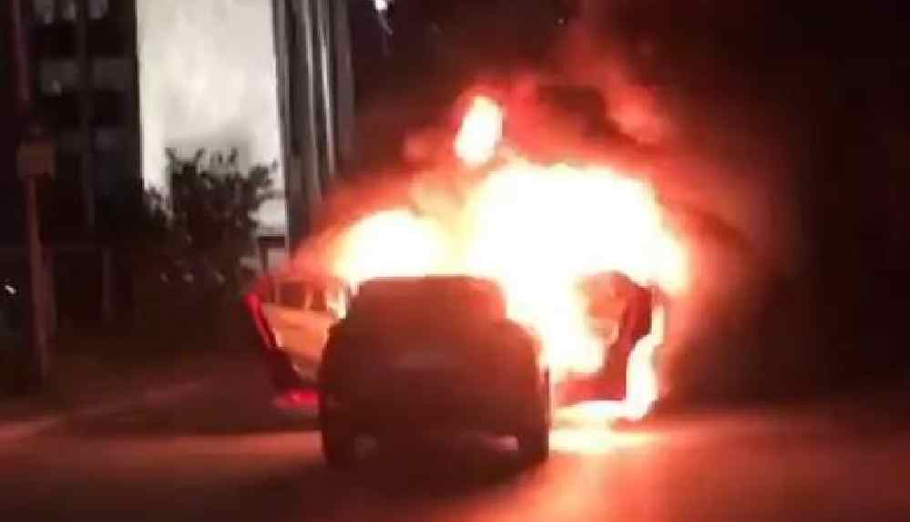 İsrail'i protesto etmek için başkonsolosluk önünde otomobillerini yaktılar