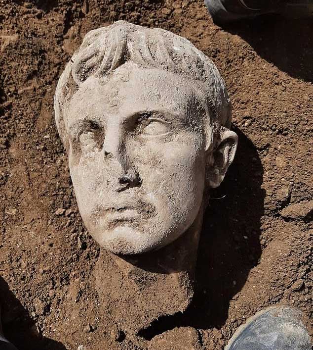 İlk Roma imparatoru Augustus'un 2 bin yıllık mermer büstü bulundu