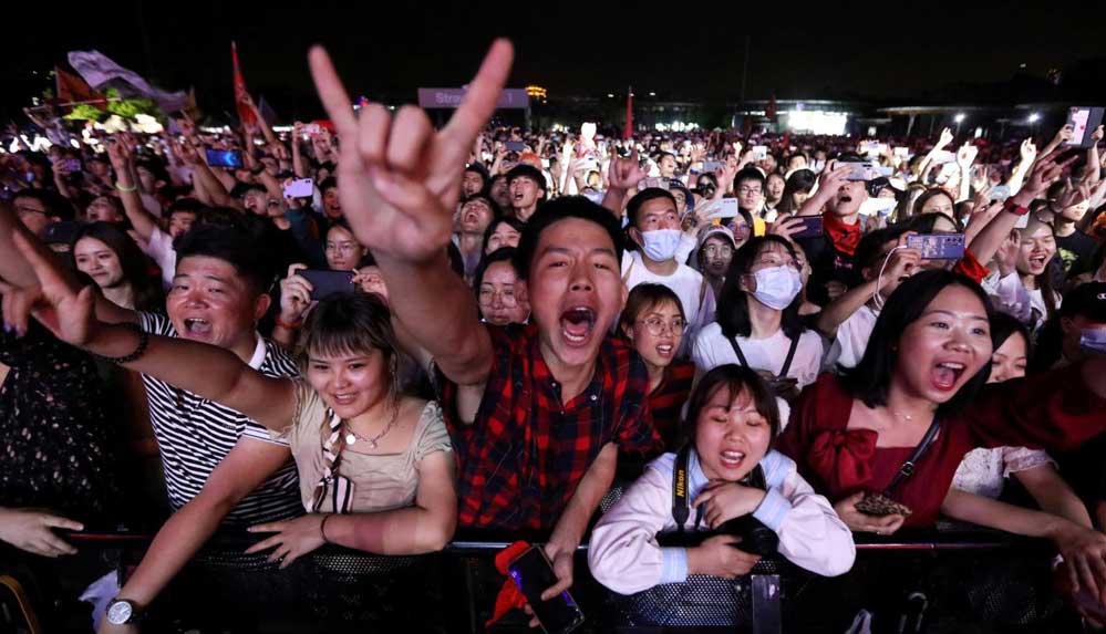 İngiltere'de aylar sonra binlerce kişi 'maske ve sosyal mesafe' olmadan eğlendi