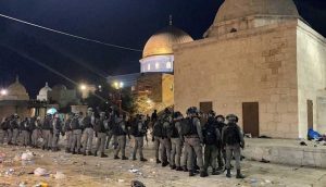 İsrail polisinin Mescid-i Aksa’da namaz kılan cemaate saldırısında 53 Filistinli yaralandı