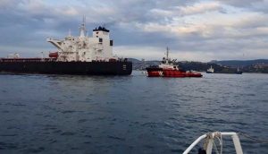 İstanbul Boğazı'nda ham petrol taşıyan tanker, kıyıya sürüklendi: Boğaz gemi trafiğine kapatıldı