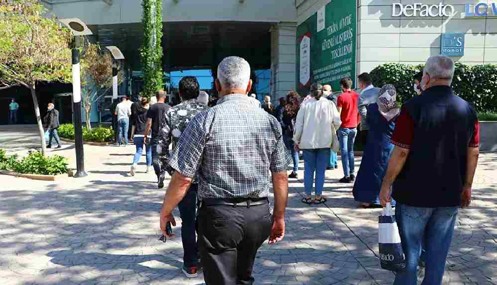 Kademeli normalleşmenin ilk gününde eski normale geri dönüldü_ AVM'lere akın ettiler